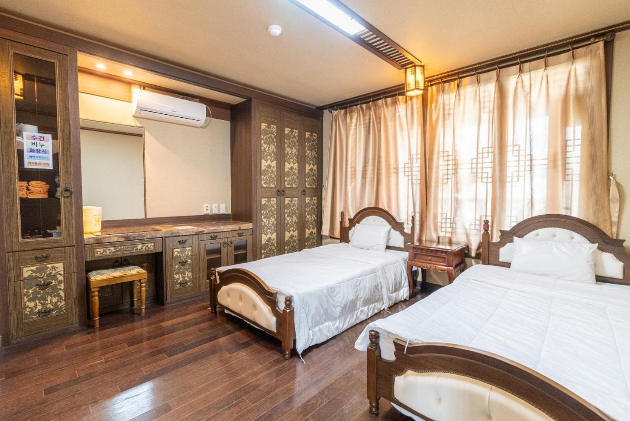 เชจู ไนน์ รีสอร์ต Hotel เมืองเชจู ภายนอก รูปภาพ