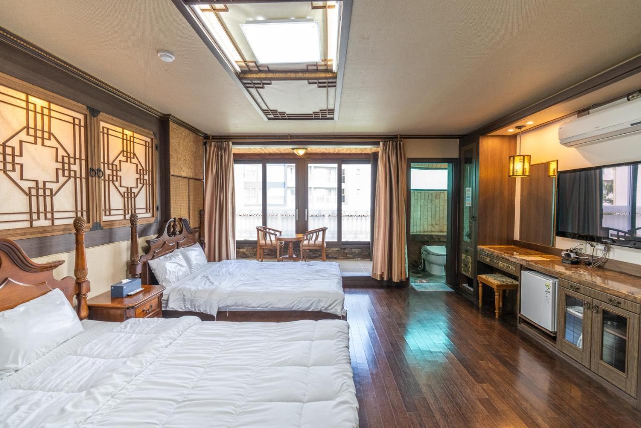 เชจู ไนน์ รีสอร์ต Hotel เมืองเชจู ภายนอก รูปภาพ